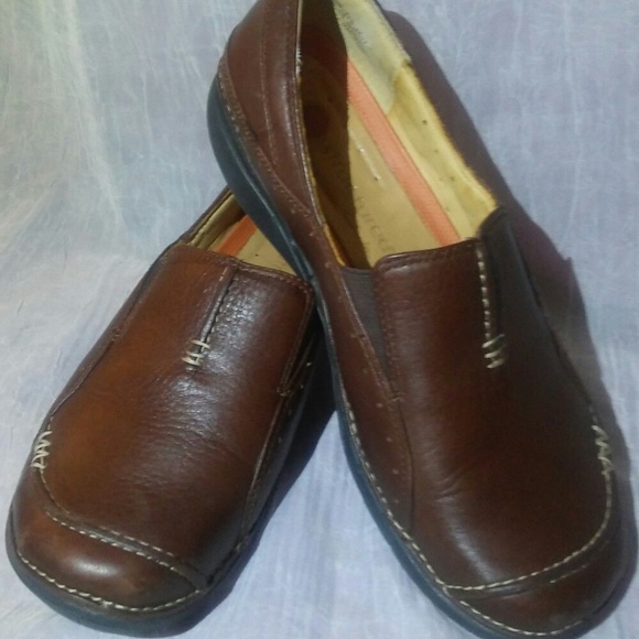 Clarks 7.5 - Picture 1 of 8